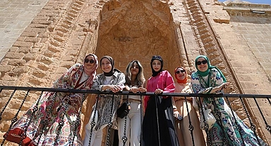 Gençler tatilde tarihi mekanları gezdi