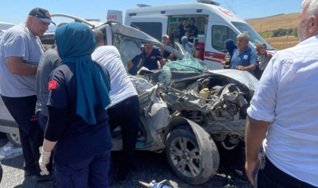 Hafif ticari araç ile traktör çarpıştı: 1'i ağır 5 yaralı