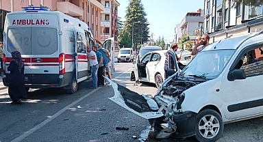 Hafif ticari araç otomobille çarpıştı: 1'i bebek 5 yaralı