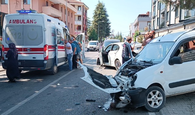 Hafif ticari araç otomobille çarpıştı: 1'i bebek 5 yaralı