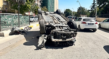 Hafif ticari araçla çarpışan otomobil takla attı