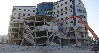 Hatay'da 8 katlı hastane ikinci denemede yerle bir oldu, o anlar kamerada