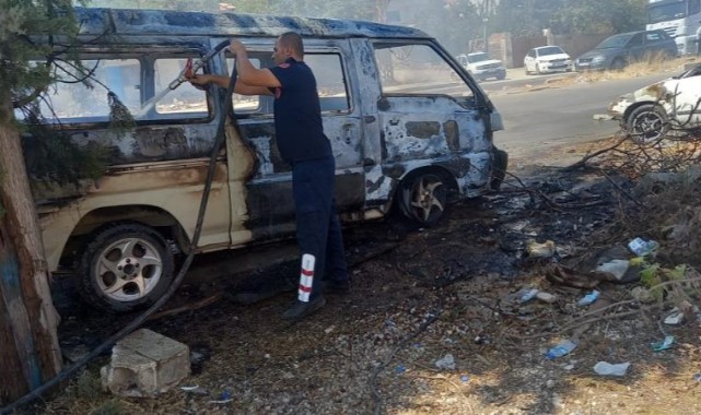Hatay’da park halindeki minibüs alev aldı