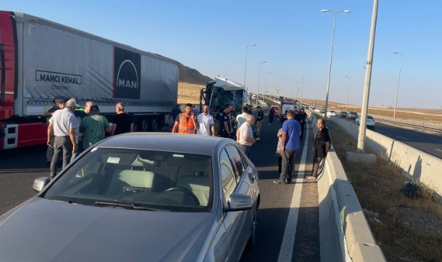 İşçi servisi minibüse ve ardından tıra çarptı: 21 yaralı