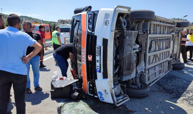 Kamyonet ile minibüs çarpıştı; 4 yaralı