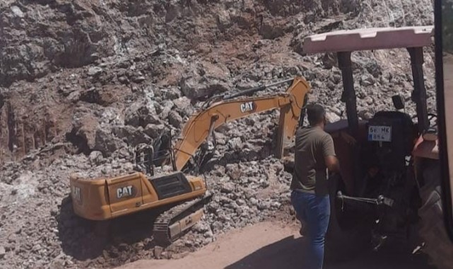 Kayalar iş makinesinin üzerine düştü: 1 ölü
