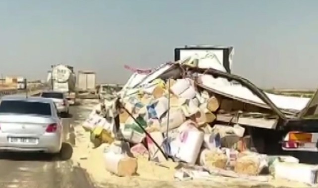 Kontrolden çıkan saman yüklü tır devrildi: 1 yaralı