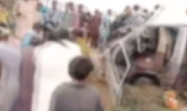 Pakistan’da minibüsle kamyon çarpıştı: 7 ölü