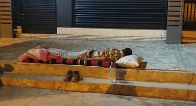 Şanlıurfa'da ilginç olay! Uzaklaştırma alan adam sokakta yattı