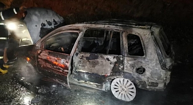 Seyir halindeki otomobil alev alev yandı