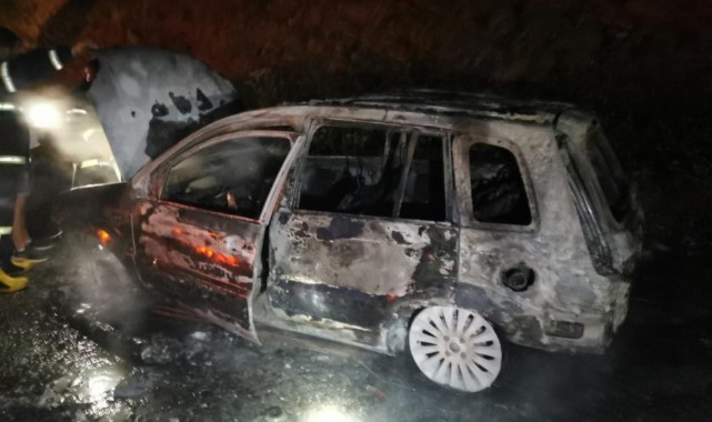 Seyir halindeki otomobil alev alev yandı