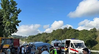 Tarım işçilerini taşıyan minibüs kaza yaptı: 15 yaralı