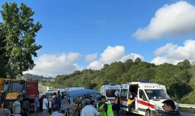 Tarım işçilerini taşıyan minibüs kaza yaptı: 15 yaralı