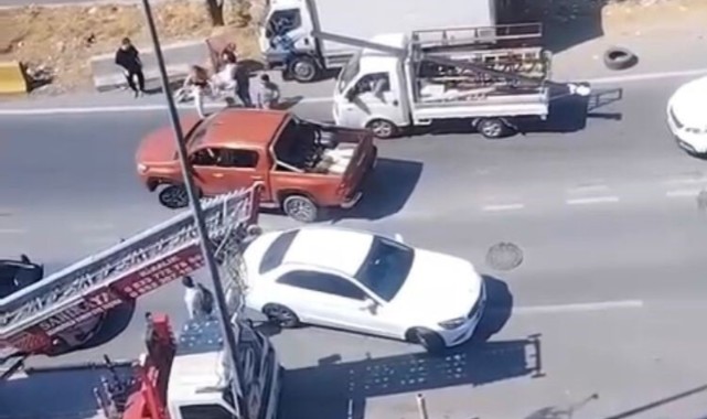 Trafik kavgası kamerada: Tek yumrukla yere serdi