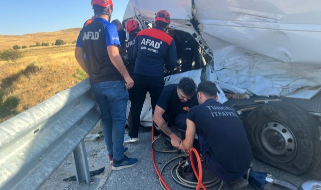 2 araç kafa kafaya çarpıştı: 3 ağır yaralı