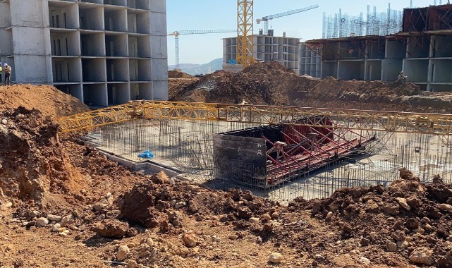 Adıyaman’da kule vinç devrildi! Yaralılar var