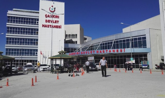 D100'de otomobil bariyerlere çarptı: 1 ölü, 5 yaralı