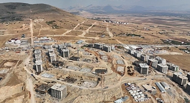 Deprem bölgesinde iş makinasının altında kalan işçi öldü