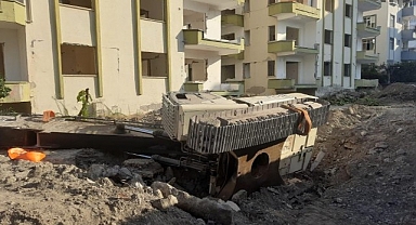 Deprem bölgesinde yer yarıldı, iş makinesi içine düştü