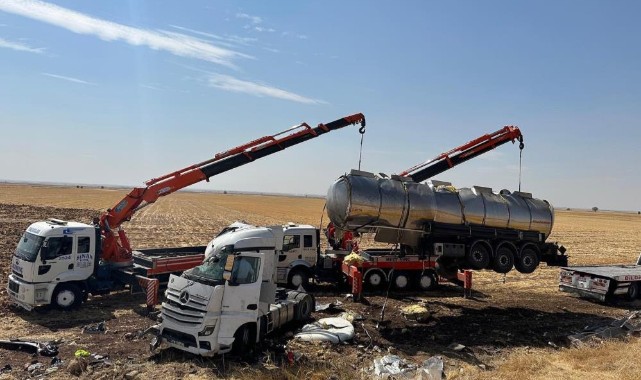 Direksiyon hakimiyetini kaybeden tır devrildi: 1 yaralı