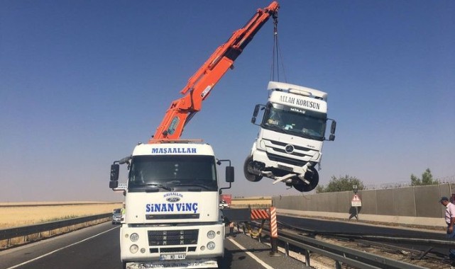 Direksiyon hakimiyetini kaybettiği tır yoldan çıktı