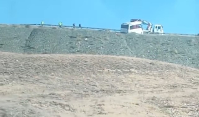 Düzensiz göçmenleri taşıyan midibüs takla attı: 5 ölü, 21 yaralı