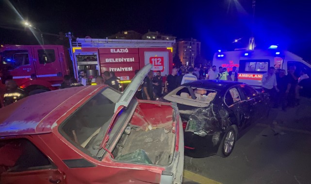 Elazığ’da iki otomobil çarpıştı: 2’si ağır 6 yaralı