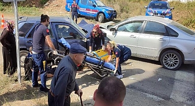 Feci kaza! Otomobiller kafa kafaya çarpıştı