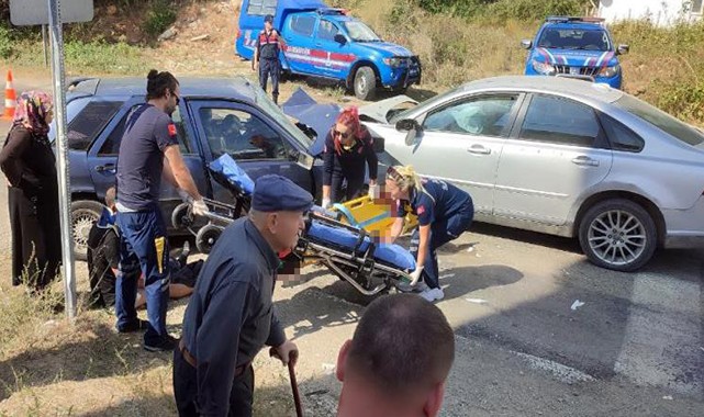 Feci kaza! Otomobiller kafa kafaya çarpıştı