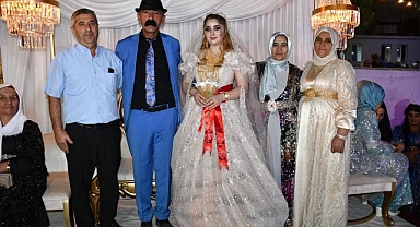 Fenomen şarkıcının oğluna düğününde takılan takı dudak uçuklattı