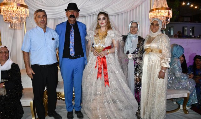 Fenomen şarkıcının oğluna düğününde takılan takı dudak uçuklattı