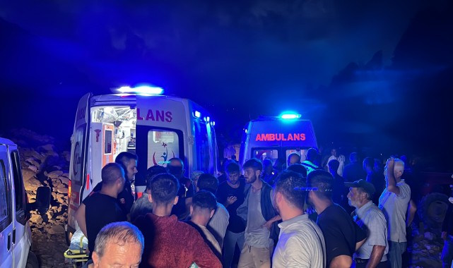 Fındık işçilerini taşıyan traktör şarampole yuvarlandı: 13 yaralı