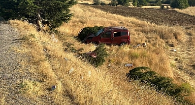 Hafif ticari araç şarampole uçtu: 1 ölü, 4 yaralı