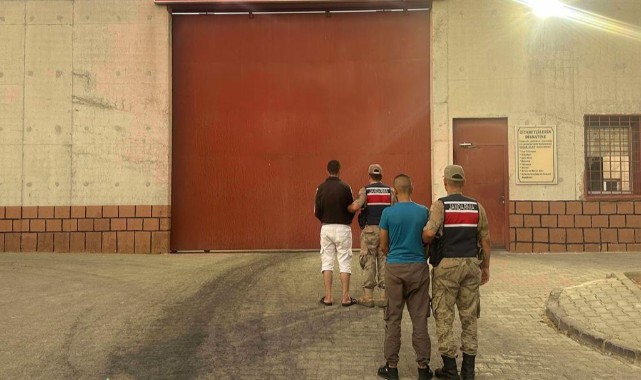 Hırsızlık yaptıkları iddiasıyla 2 zanlı tutuklandı