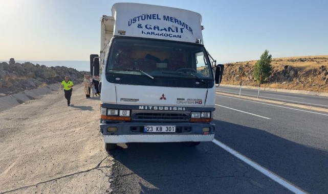 Kamyonla çarpışan otomobil hurdaya döndü: 1 ölü, 1 yaralı