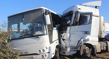 Manisa’da feci kaza işçi servisi ile tır çarpıştı: 1’i ağır 23 yaralı