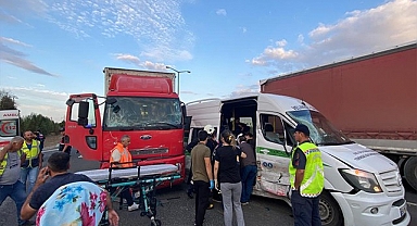 Minibüs ile kamyon çarpıştı! Ortalık can pazarına döndü