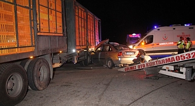 Otomobil canlı tavuk yüklü tıra çarptı: 2’si ağır 5 yaralı