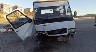 Otomobil ile işçi servisi kafa kafaya çarpıştı: 15 yaralı