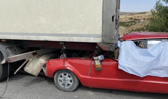 Otomobil tıra arkadan çarptı: 1 ölü, 1 yaralı