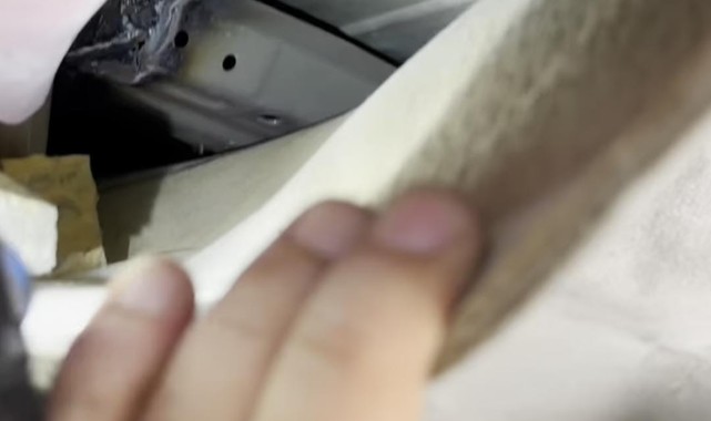Otomobilin tavanını desteklemek için tahta kullanmışlar