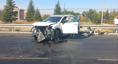 Otomobiller kafa kafaya çarpıştı! 4 kişi yaralandı