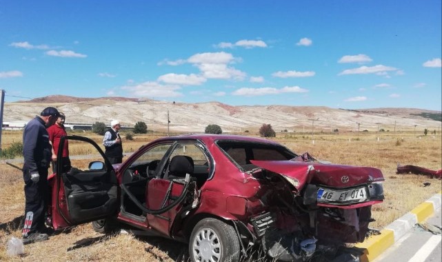 Otomobiller kavşakta çarpıştı: 4 yaralı