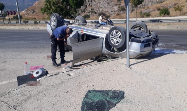 Refüje çarpan otomobil takla attı: 5 yaralı