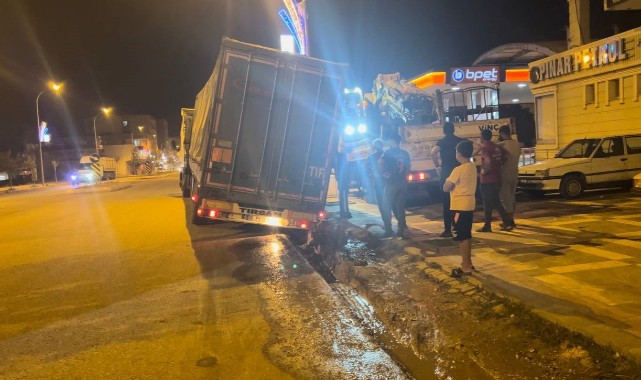 Şanlıurfa'da ilginç kaza! Yol bir anda yarıldı
