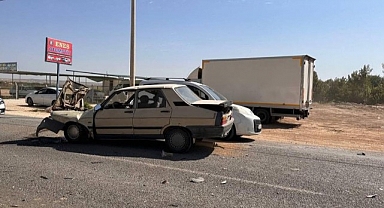 Şanlıurfa'da otomobiller kafa kafaya çarpıştı: 4 yaralı