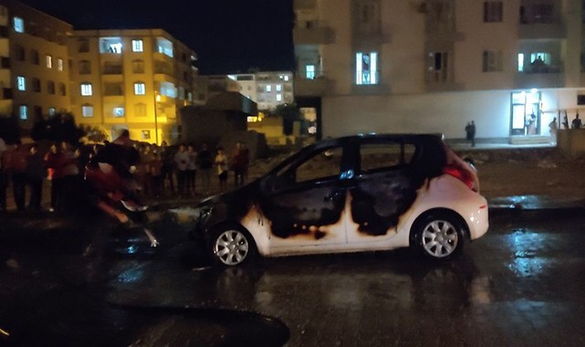 Şanlıurfa'da seyir halindeki otomobil alev aldı