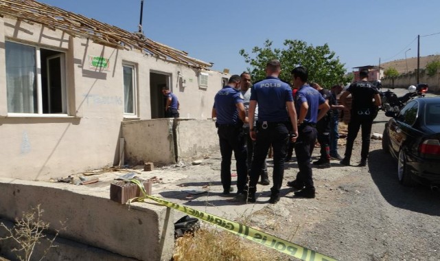 Silahla oynarken yanlışlıkla arkadaşını vurdu