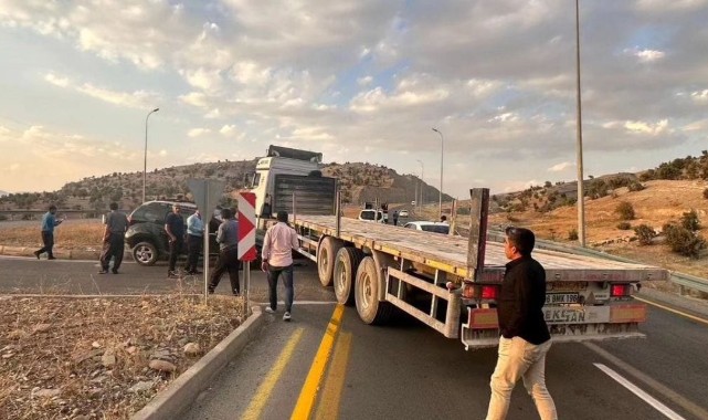 Şırnak'ta tır otomobille çarpıştı: 2 yaralı