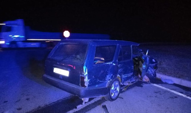 Sivas'ta yolcu otobüsü otomobil ile çarpıştı: 3 yaralı
